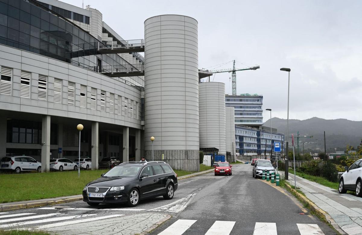 Accesos actuales a Montecelo, con la obra del nuevo hospital al fondo. |   // RAFA VÁZQUEZ