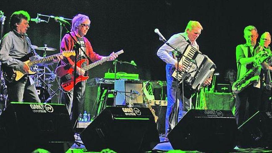 Bill Wyman, en el centro, con parte de la banda en plena sesión ayer en el Filarmónica de Oviedo; a la derecha, el ex «Rolling».