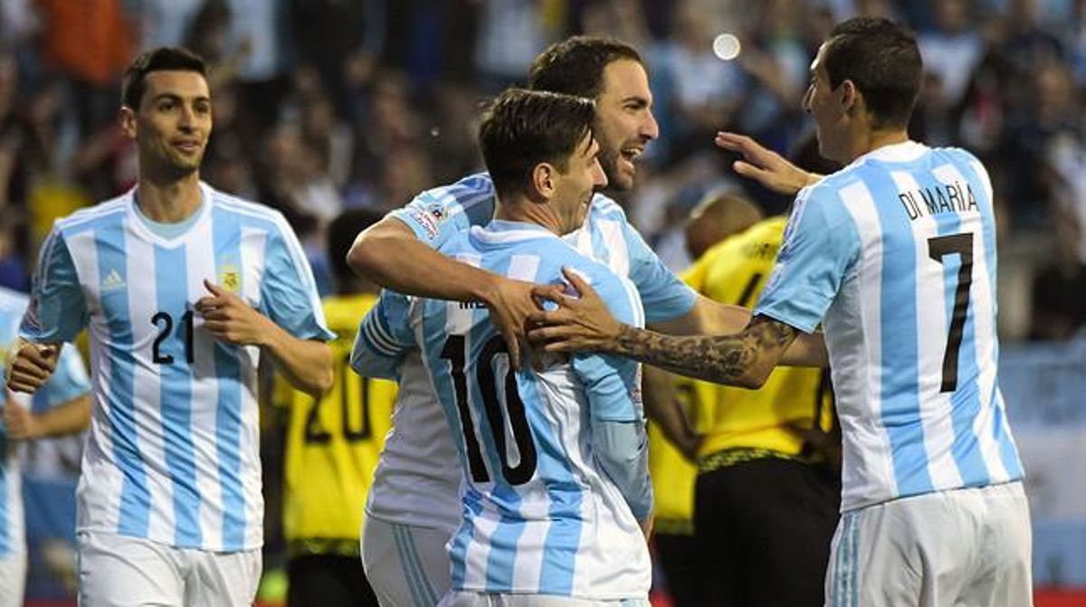 Els jugadors argentins feliciten Higuaín pel seu gol davant Jamaica a la Copa Amèrica. Els jugadors argentins feliciten Higuaín pel seu gol davant Jamaica a la Copa Amèrica.