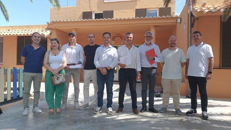 Dirigentes del Govern y del Consell insular durante  su visita al CEIP Mester Lluís Andreu | P.M.V.