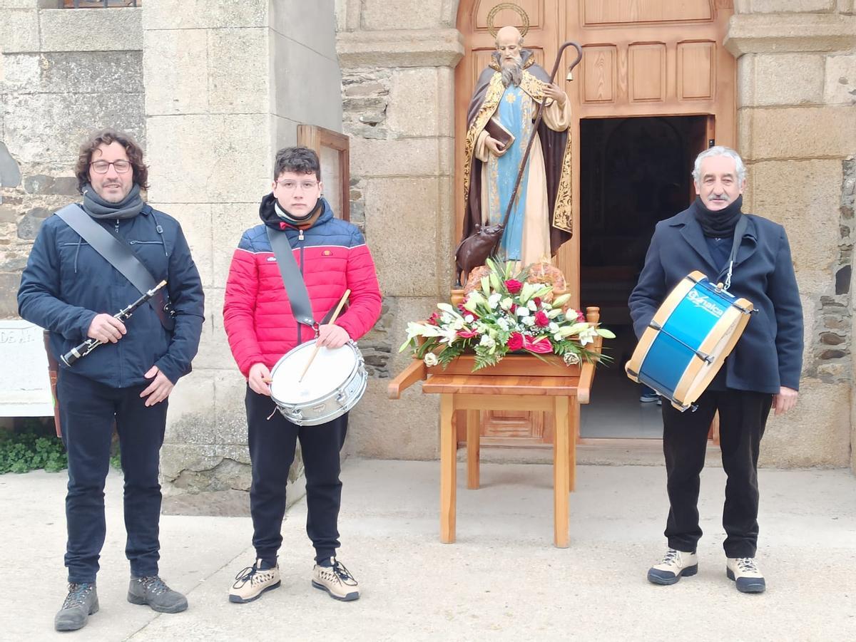 Integrantes de La ribera de los Chirlos junto a la imagen del santo.