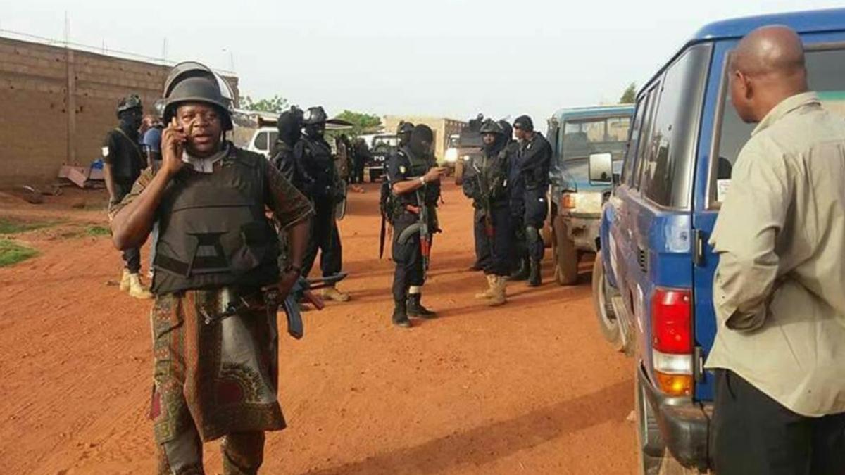 Fuerzas de seguridad de Mali, en las immediaciones del 'resort' atacado, en Bamako, el 18 de junio.