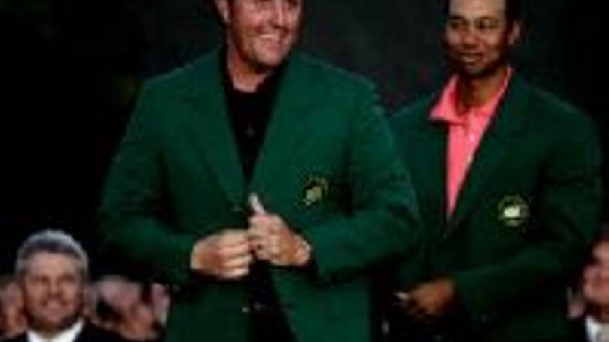 Mickelson logra su segunda chaqueta verde en tres años