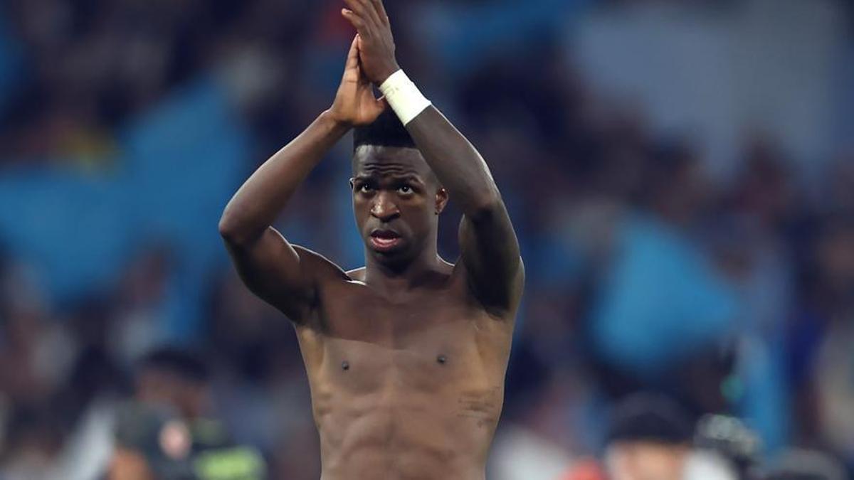 Vinicius Junior saluda a los madridistas desplazados al Etihad Stadium después de la derrota frente al Manchester City.