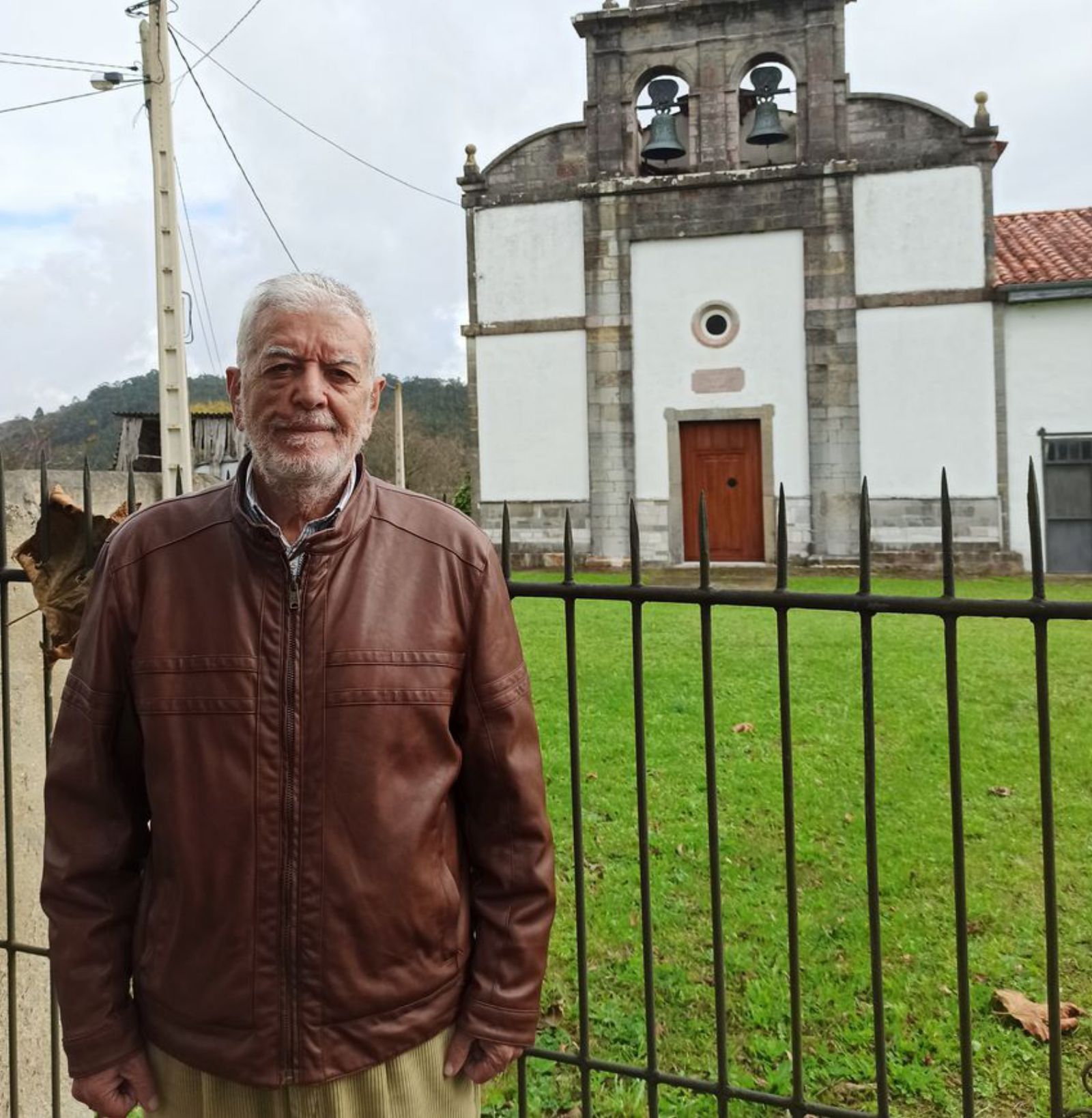 José Manuel Arias Guillán, ayer, delante de la iglesia de San Juan de Villapañada. | S. Arias