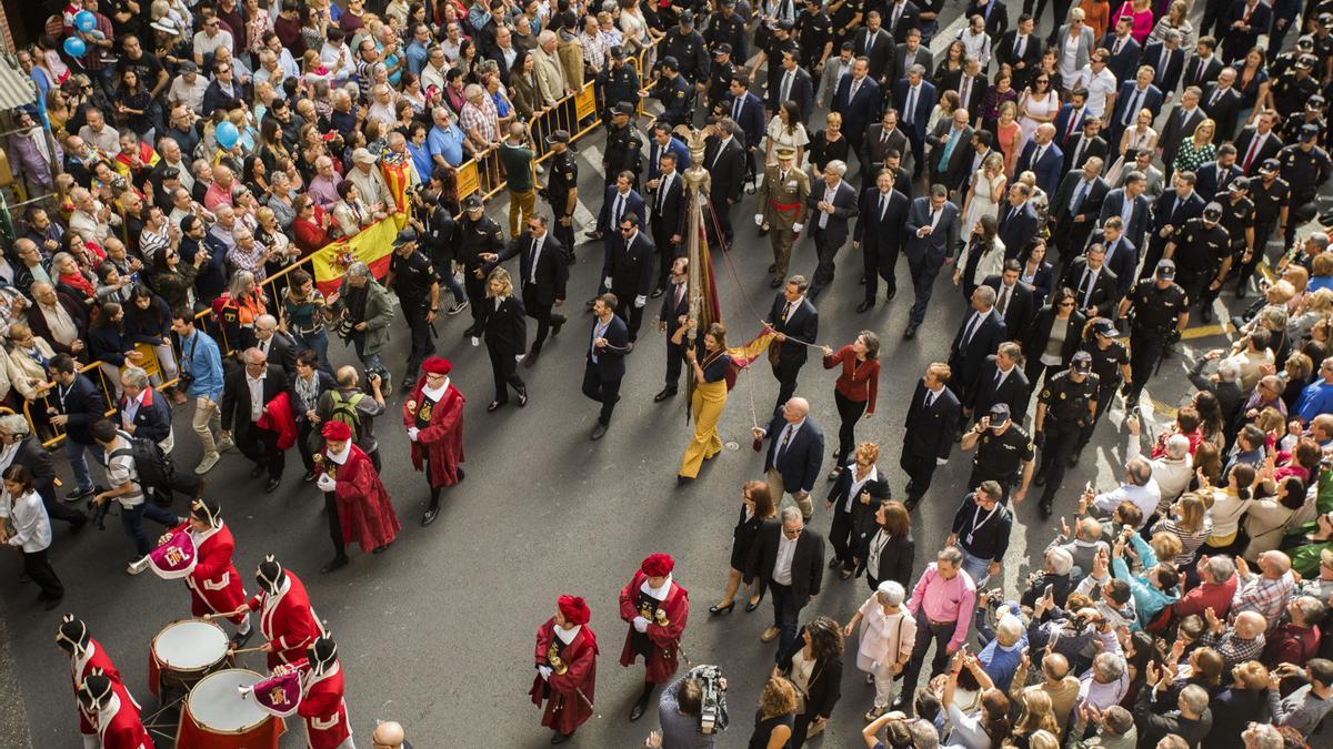 La Reial Senyera comanda la procesión cívica por las principales calles de València.