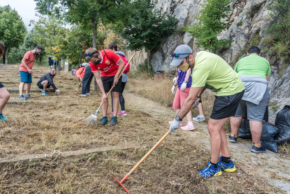 Capitans de Queralt i voluntaris netegen l'entorn per una celebració de gala