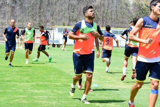 Entrenamiento de la UD Las Palmas en Barranco ...