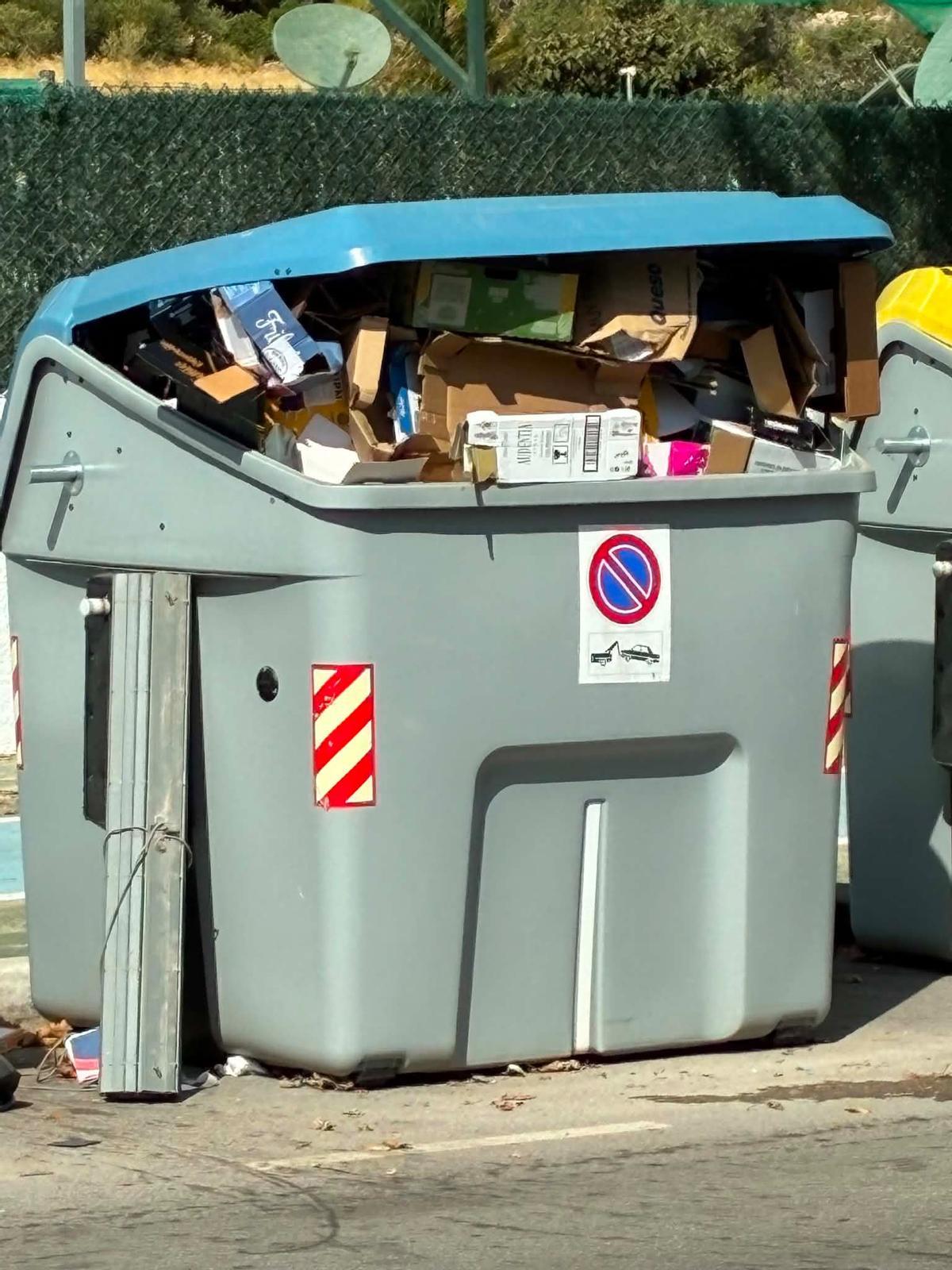 Calp, repleta de basura en el tercer día de huelga en la retirada de residuos (imágenes)