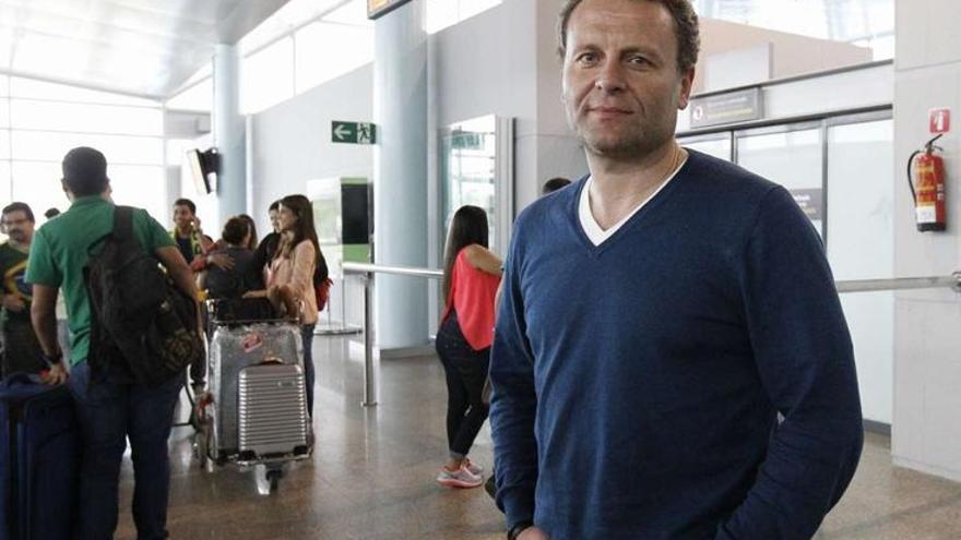 Juan José García Cota, ayer, en la terminal del aeropuerto de Peinador, tras regresar de Brasil.