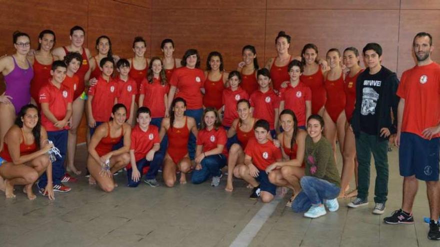 Los jugadores del CW Galaico con la selección femenina de España. // FdV