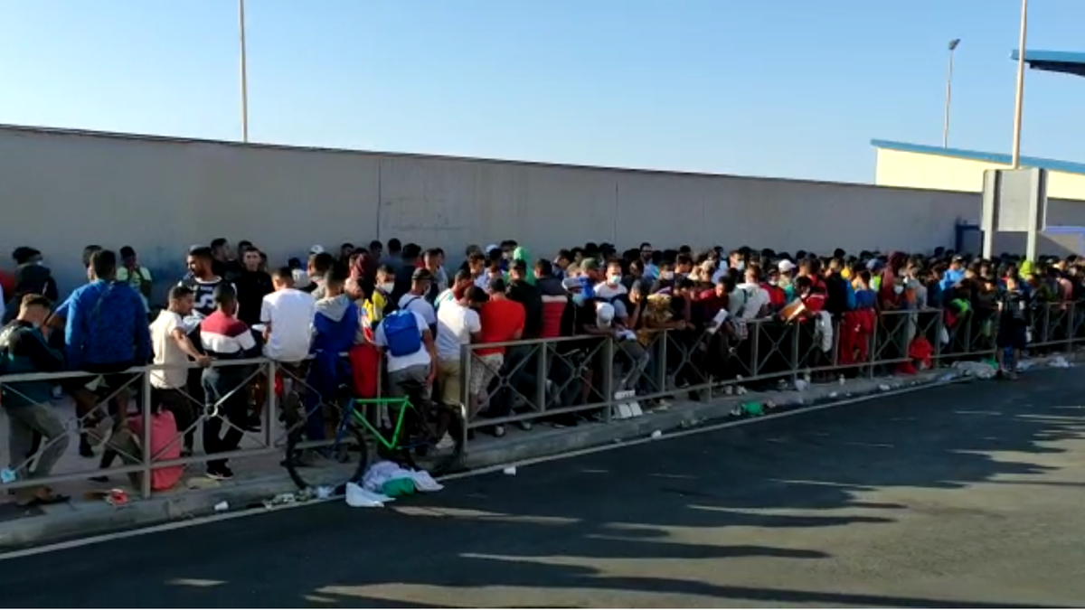 Cola de inmigrantes marroquíes para pedir asilo en el Tarajal de Ceuta, el 24 de julio de 2021.