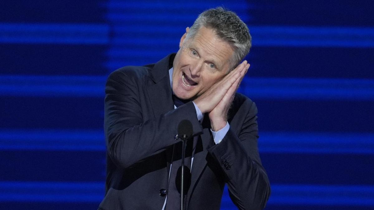 El seleccionador de Estados Unidos y accionista del RCD Mallorca Steve Kerr imitó el gesto de Steph Curry en la convención demócrata