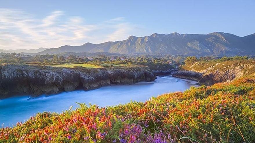 El fiordo asturiano: la alargada playa de Llanes, excavada en la roca por el mar, que parece Noruega