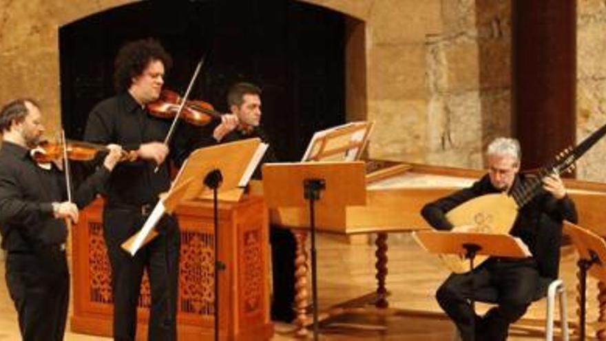 La Accademia degli Astrusi, durante su primera intervención en el concierto de ayer en la sala de cámara del Auditorio. luisma murias