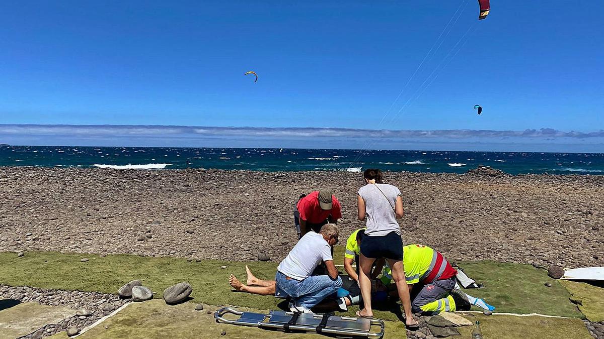 Accidente de un kitesurfista en Vargas | DOMINGO MARTÍN