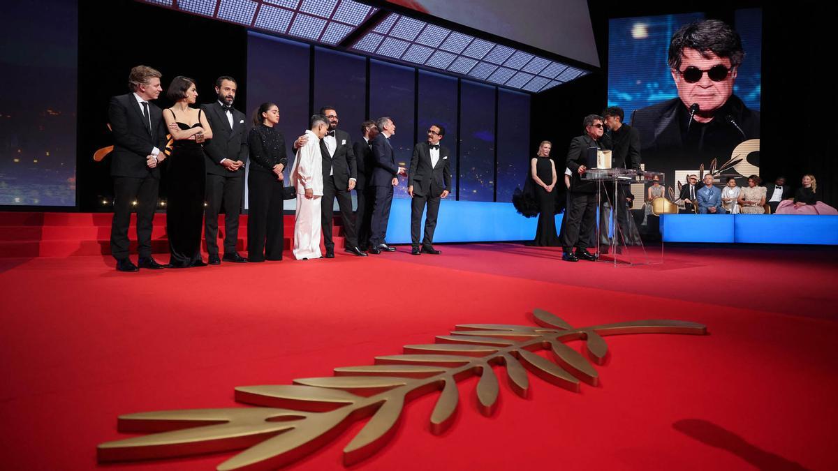 El director, guionista y productor iraní Jafar Panahi celebra tras ganar la Palma de Oro por la película Un simple accidente.