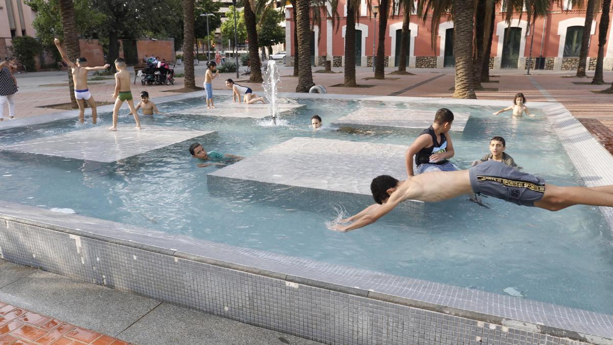 Piscina improvisada al parc Central de Girona per combatre la calor en una imatge d&#039;arxiu.