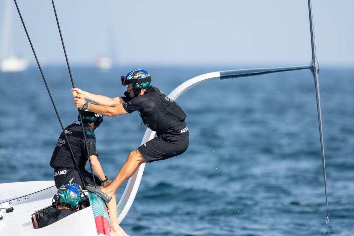 Los tripulantes de Emirates Team New Zealand en un descanso en una de las mangas de la regata preliminar de la Copa América de vela de Vilanova i la Geltrú, en septiembre de 2023.