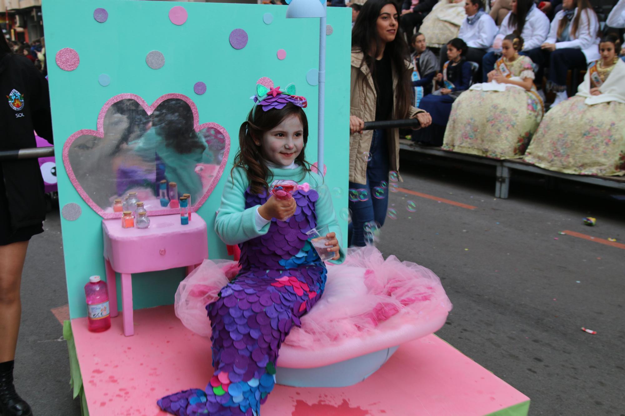 Búscate en las fotos del premio al Barri València en la cabalgata del Ninot infantil de Burriana