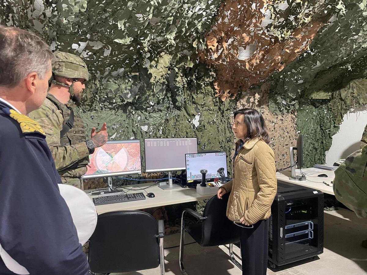 La ministra de Defensa, Margarita Robles, durante la visita realizada este lunes al Mando de Artillería Antiaérea.