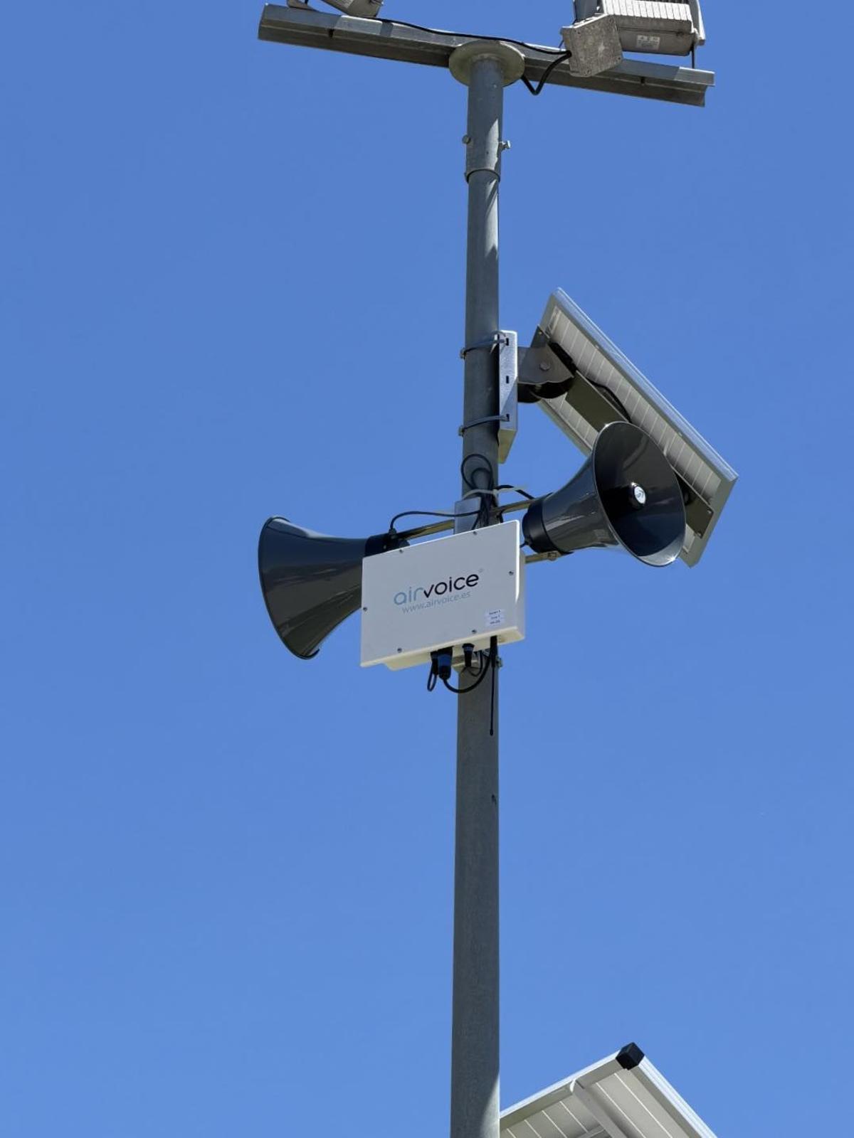 Vista de detalle de los megáfonos, con autonomía para funcionar en emergencias.
