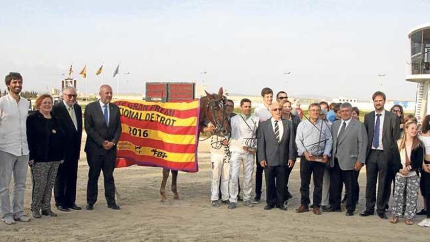 Posado de las autoridades, los propietarios de Duna de Llevant y el conductor Toni Frontera, con la yegua entre ellos.