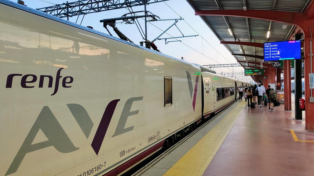 Primer AVE entre Madrid y Vigo con los nuevos horarios antes de salir de Chamartín