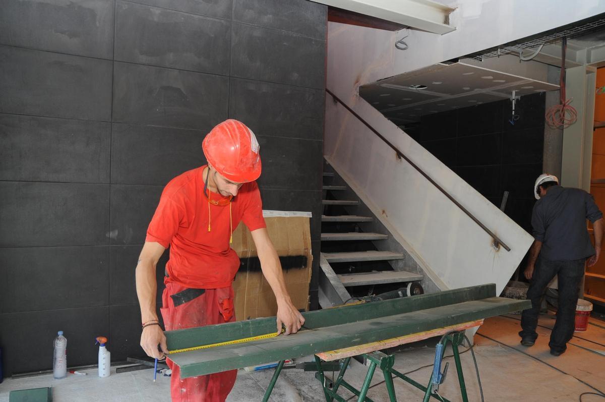 Un operario de la construcción trabaja en una obra en Extremadura. Imagen de archivo.
