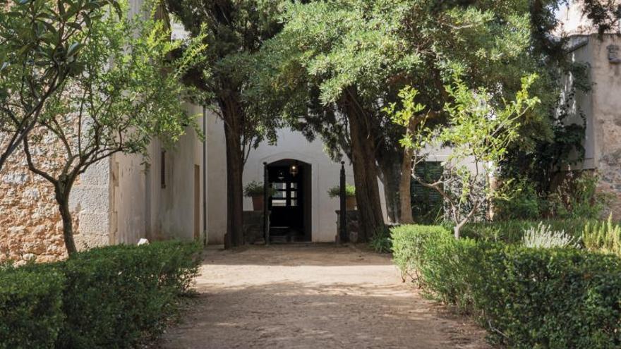 Can Sabater, visto desde el jardín, la casa de Llorenç Villalonga. |