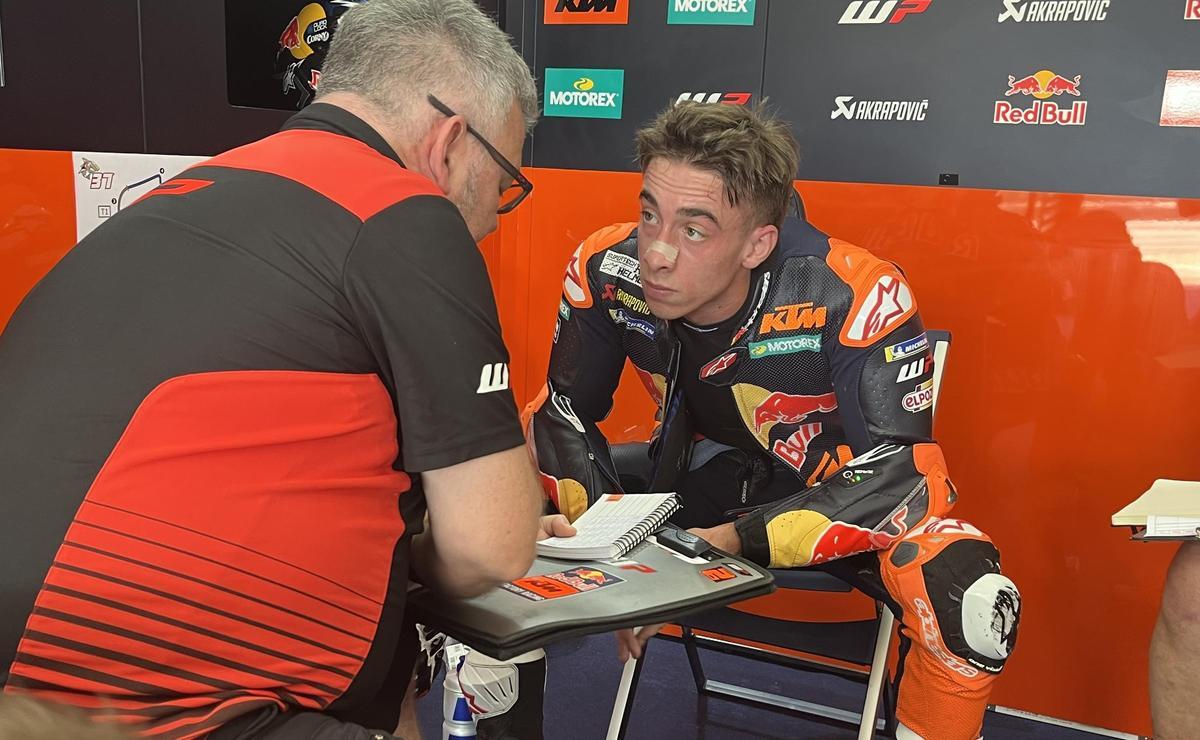 Pedro Acosta dialoga con su técnico de suspensiones en una pausa del test de hoy en Tailandia.