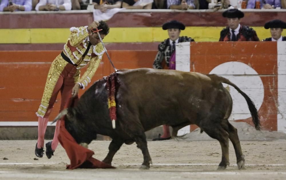 La infanta Elena y sus hijos en los toros