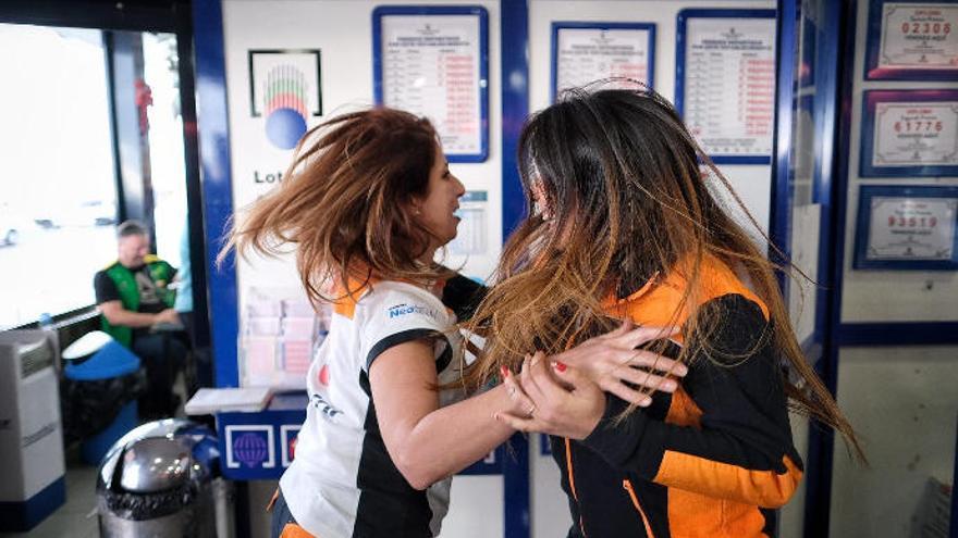 Dos empleadas de la gasolinera de Granadilla.