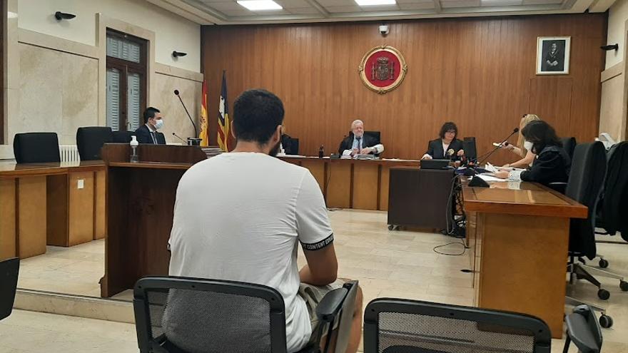 Condenado a dos años y medio de prisión por atracar a un joven y obligarle a dejarle robar en su casa en Palma