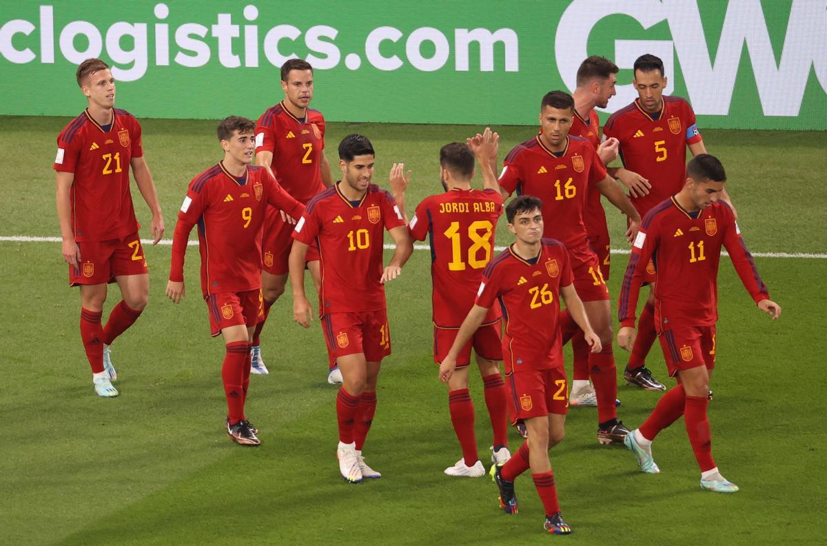 Doha (Qatar), 23/11/2022.- Dani Olmo (L) of Spain celebrates scoring the 1-0 with teammates during the FIFA World Cup 2022 group E soccer match between Spain and Costa Rica at Al Thumama Stadium in Doha, Qatar, 23 November 2022. (Mundial de Fútbol, España, Catar) EFE/EPA/Abedin Taherkenareh