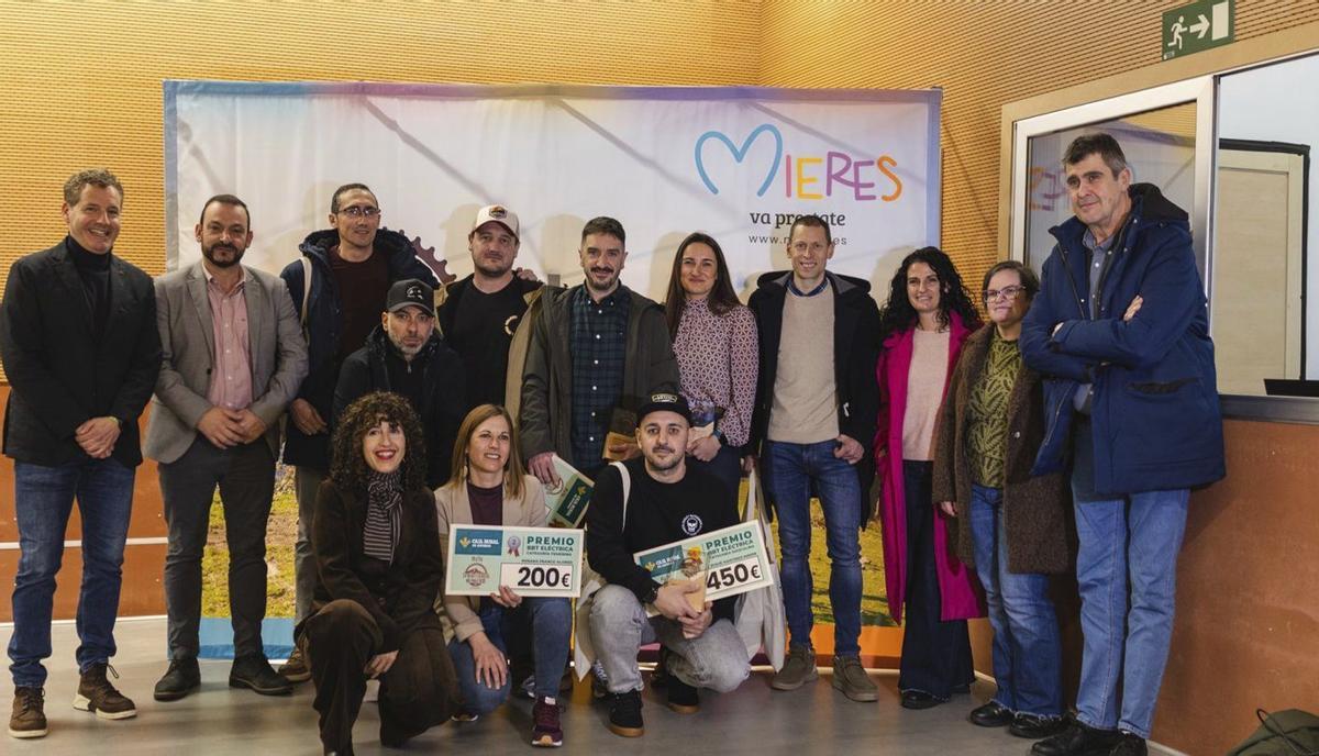 Los vencedores, con responsables municipales. | LNE