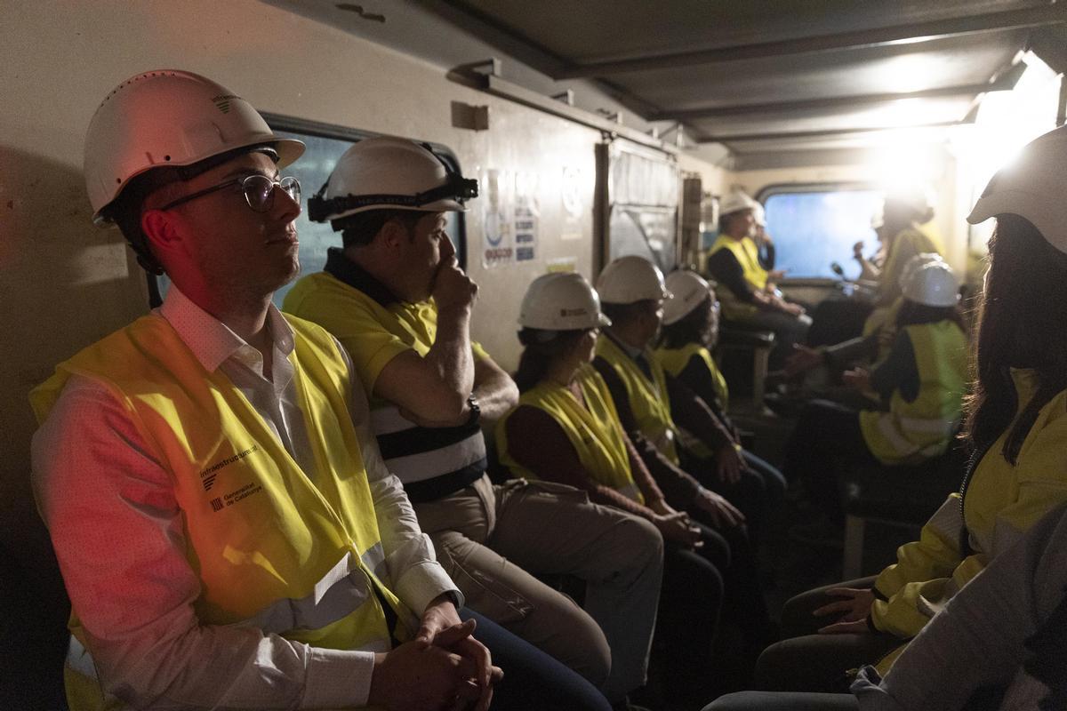 Interior del vagón que transporta a trabajadores y técnicos hasta la cabecera de la tuneladora de la L9 del metro, en el tramo entre Manuel Girona y Sarrià.