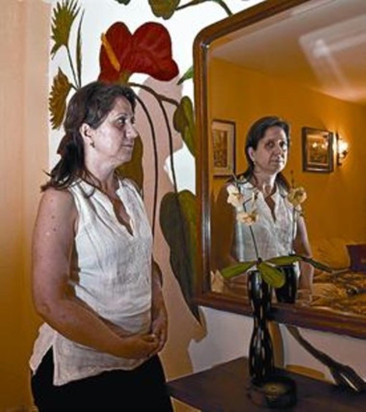 Afectada 8 Isabel Martínez, en su casa, ayer en L'Ametlla del Vallès.