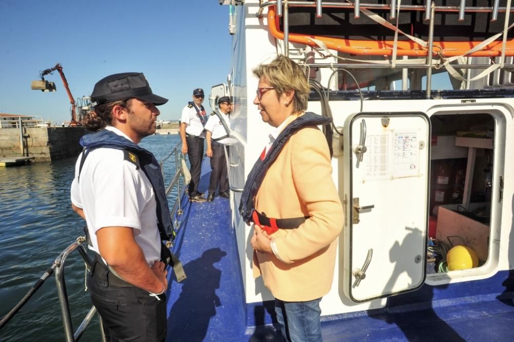 La conselleira do Mar, Rosa Quintana, participa en un operativo contra el furtivismo en Vilagarcía