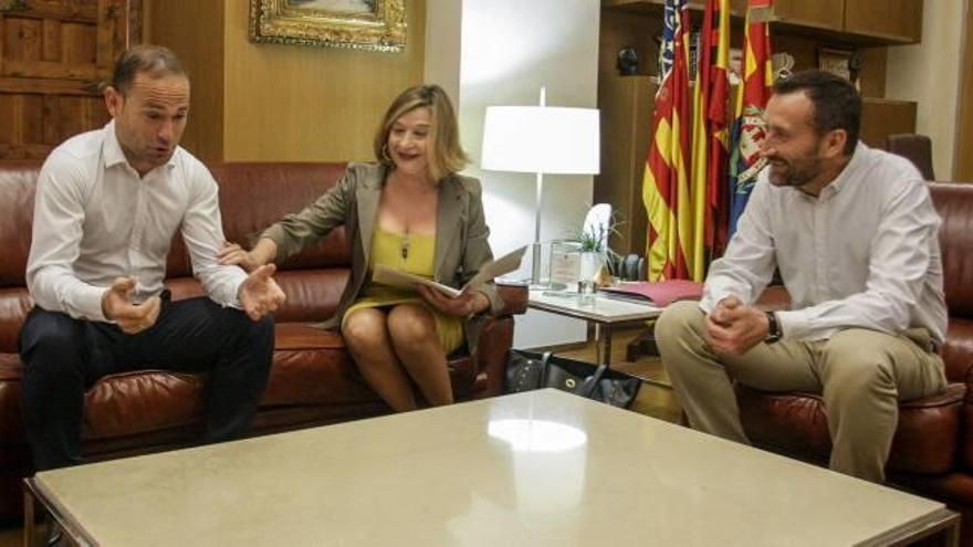 El capitán del Elche dialoga con la presidenta de la Real Orden de la Dama y el alcalde.