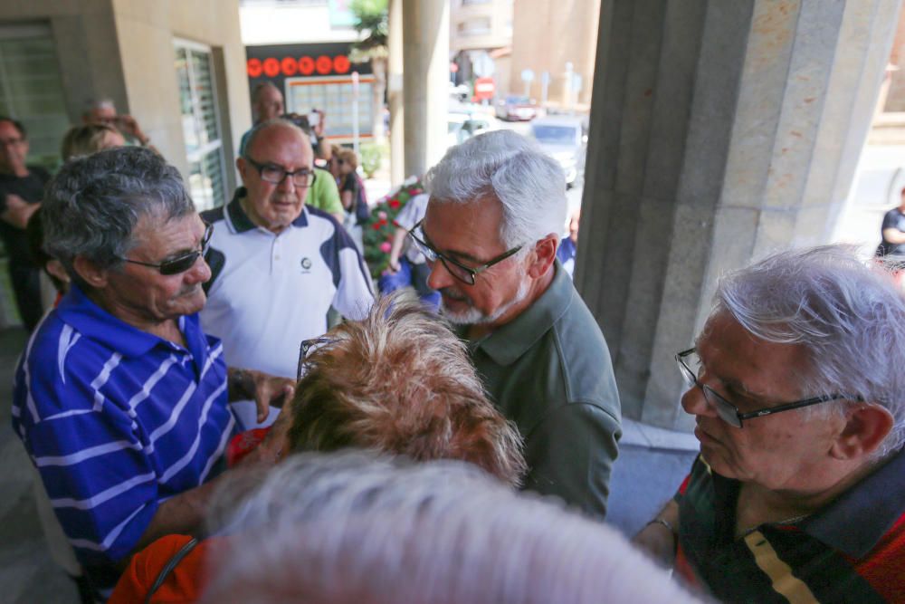 Más de 400 jubilados se concentran para exigir la apertura de las cafeterías de centros de mayores de Torrevieja