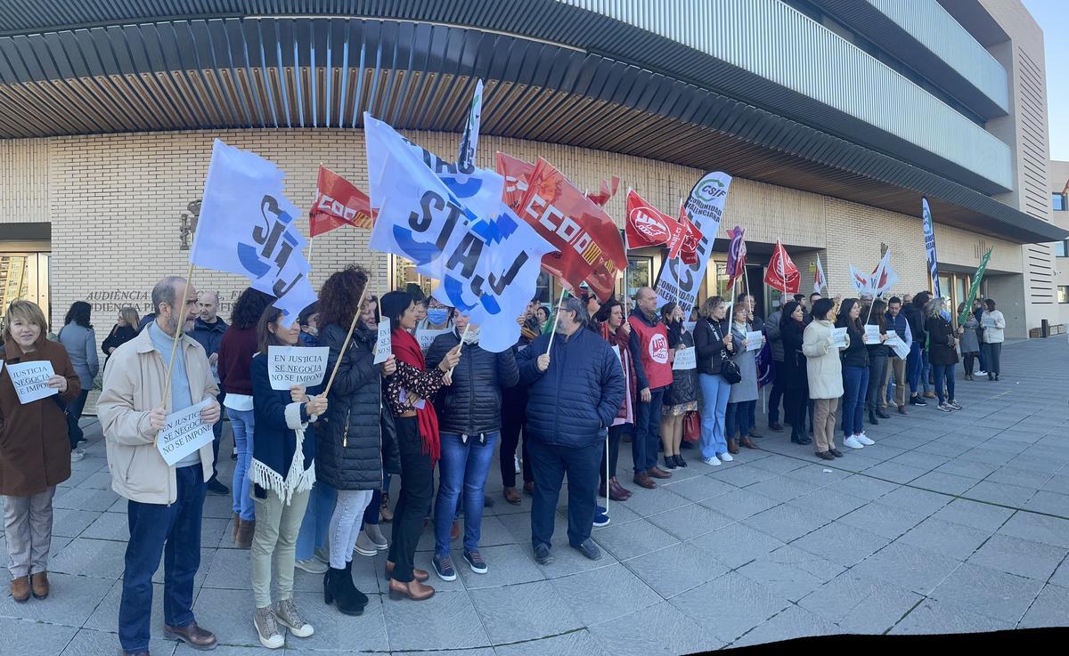 Un centenar de funcionarios de Castellón han protestado a las puertas del edificio judicial este viernes.