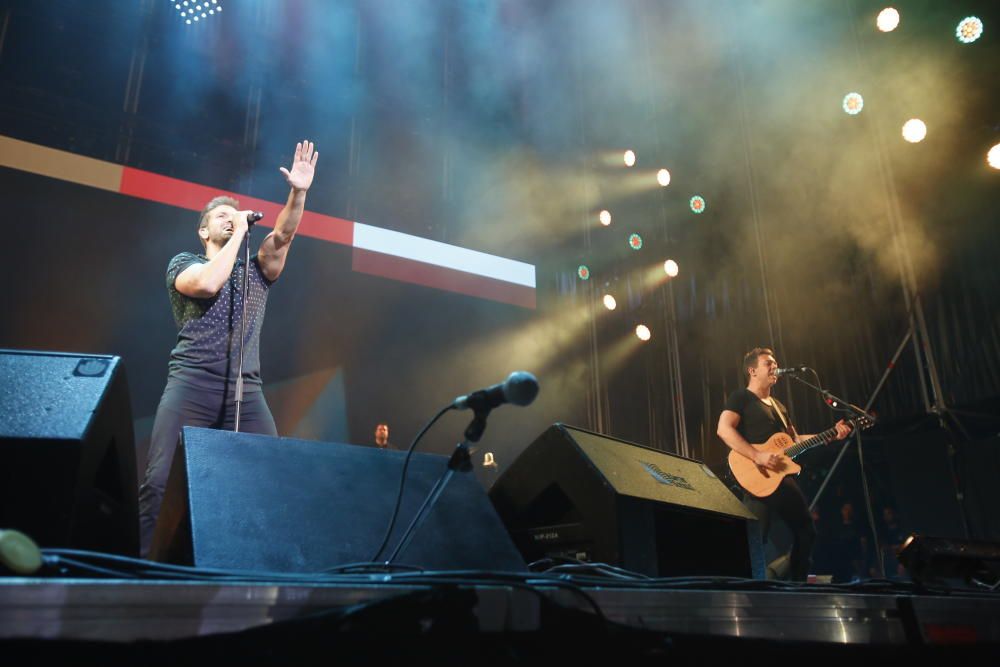 Un momento del concierto  de Alborán en la Plaza de Toros de Alicante.