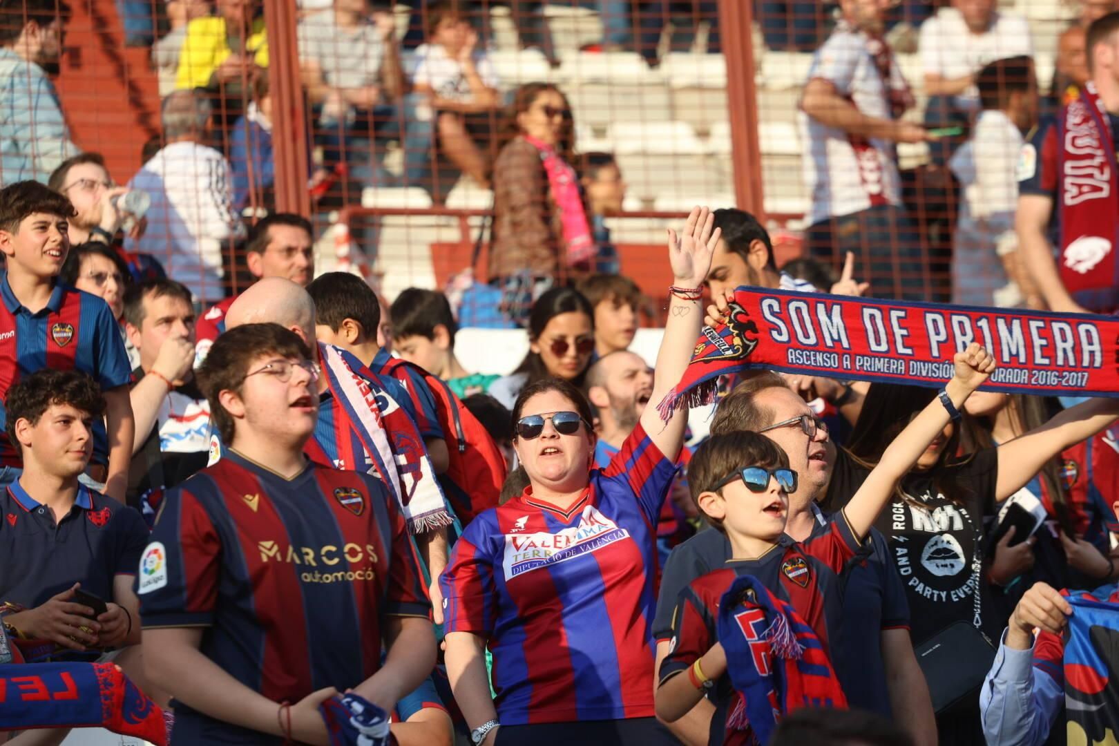 La afición del Levante, junto a su equipo en Albacete