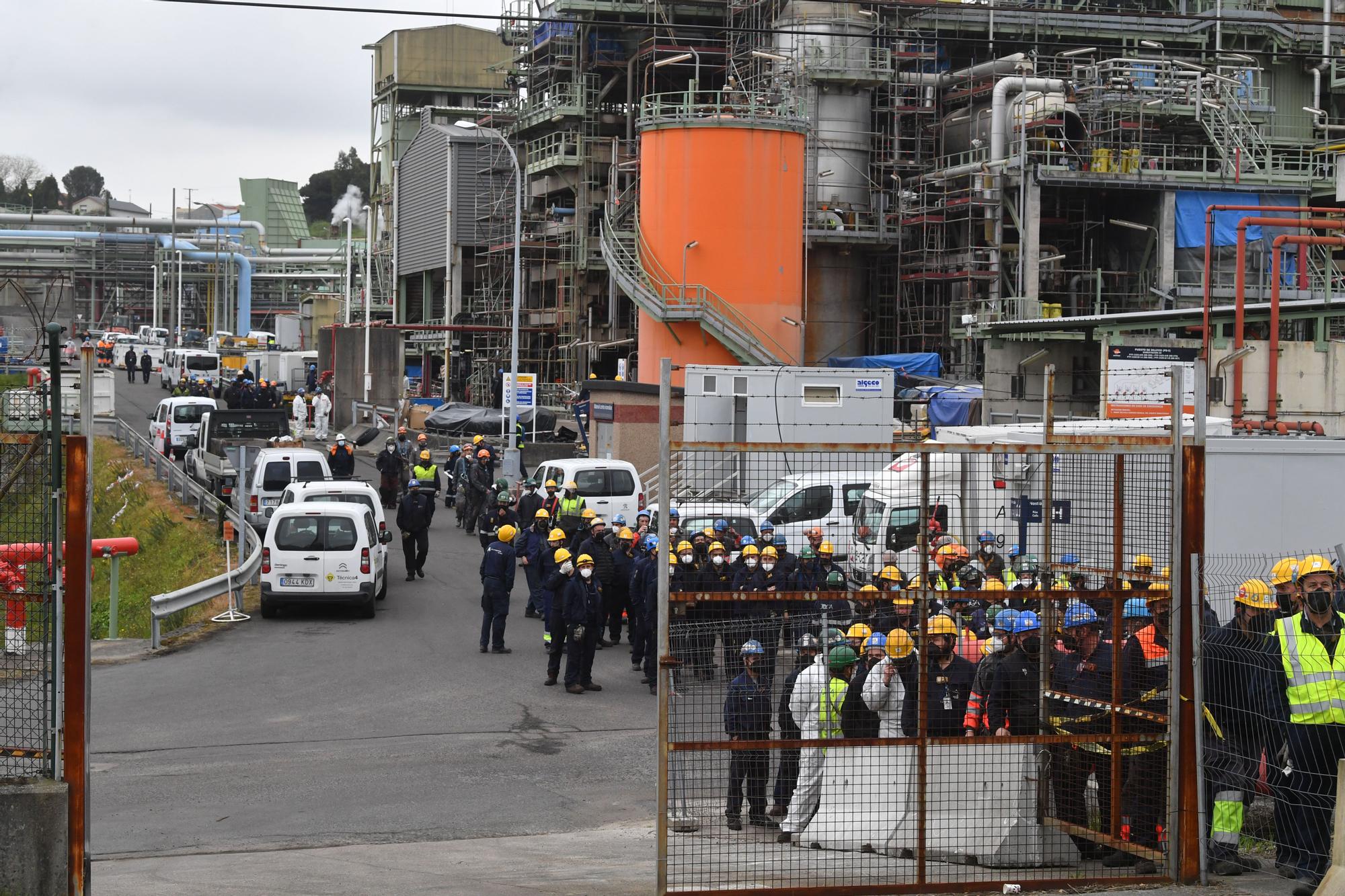 Concentración en la refinería de A Coruña tras el accidente con dos heridos, uno muy grave