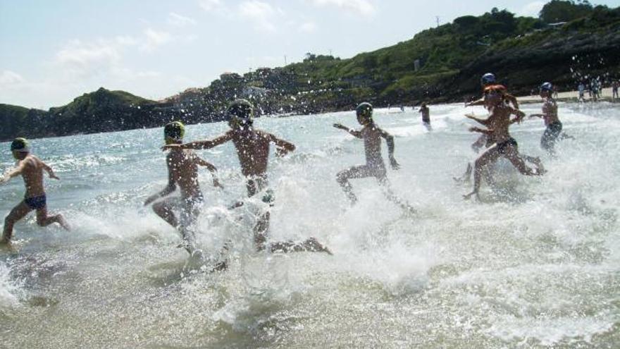 Los niños entran en el mar en el Trofeo Luis Salas