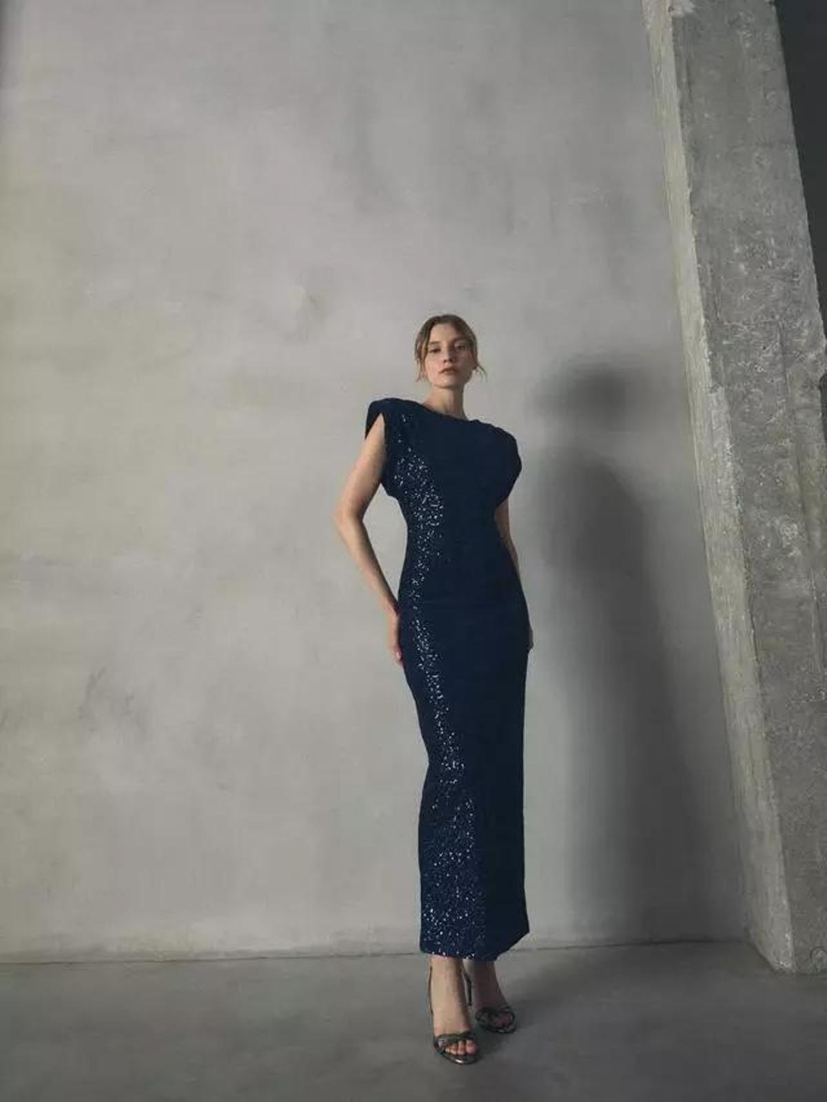 Vestido lentejuelas azul marino hombreras / Hannibal Laguna