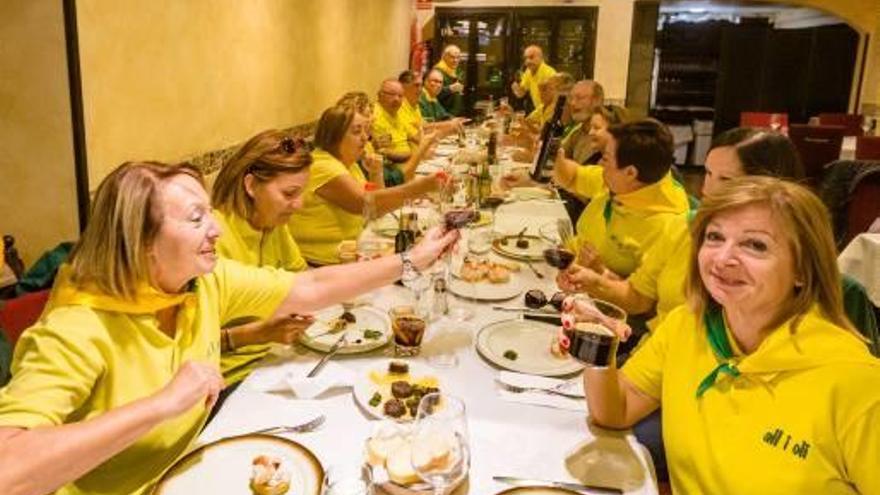 Miembros de la peña «All i Oli» comen en un restaurante de Benidorm.