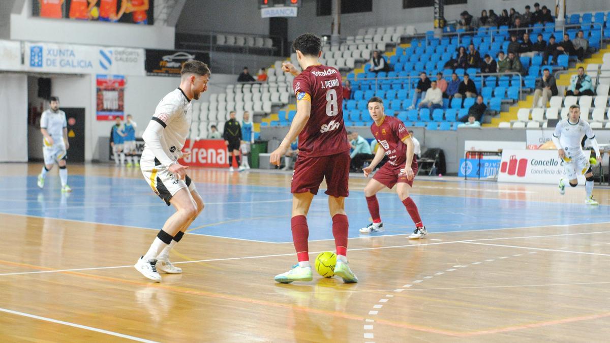 Jaime Peiró, con el balón, en un lance del partido ante el Lugo.