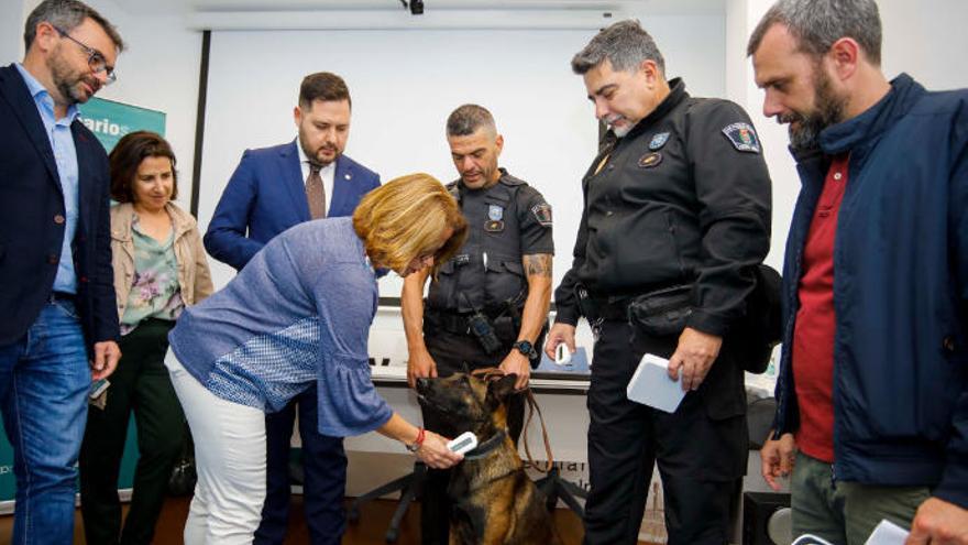 La Policía Local recibe los primeros lectores de microchip para identificar a las mascotas